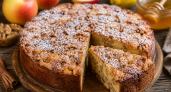 Пеку шарлотку вкуснее обычной: добавляю мед и орехи — мякиш янтарный, влажный, а аромат как в кондитерской
