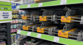 Скупаю в Fix Price железные вешалки для брюк, но дома ими не пользуюсь: на даче они заменяют мне сразу 7 дорогих гаджетов 