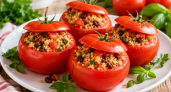 Пока сезон, готовлю эту узбекскую закуску: фаршированные томаты с кускусом — пряные, яркие помидоры-«чашечки»
