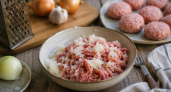 Те же мясо и лук — меняю только способ: котлеты сочнее, нежнее, а лук будто растворяется внутри