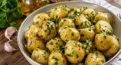 Картошку не жарю и не мну, а обваливаю в чесночном масле — вкусно и на гарнир, и как салат