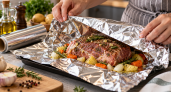 Как заворачивать мясо в фольгу: глянцевой стороной внутрь или наружу — мнение шеф-повара со стажем