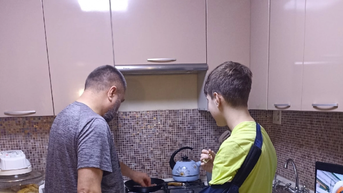 Опытные хозяйки приклеивают прокладки в кухонный шкаф: родные в восторге
