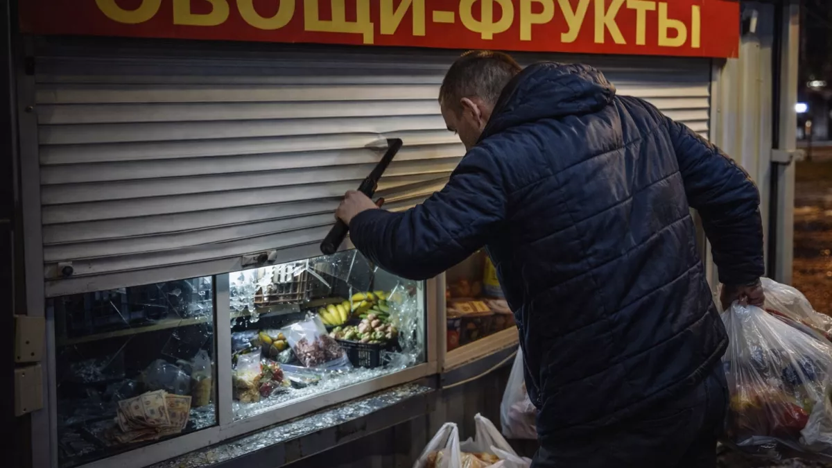 Ночью разбил стекло и вынес продукты: в Оренбурге будут судить мужчину за кражу из киоска
