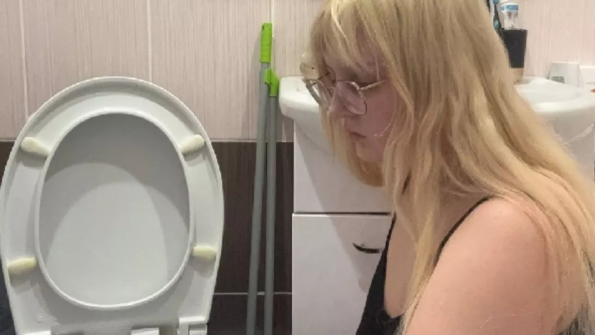 Беру уксус и стиральный порошок - унитаз сияет как новый: делюсь простым секретом уборки 