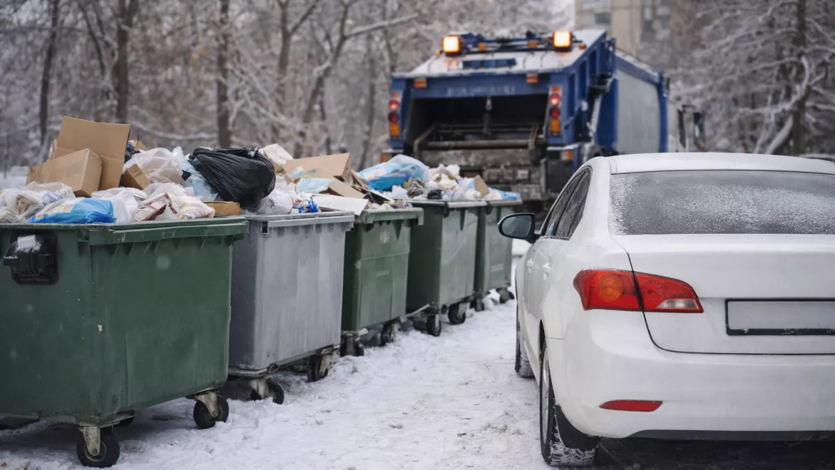 Оренбуржцев попросили не парковать машины у мусорных контейнеров в праздники