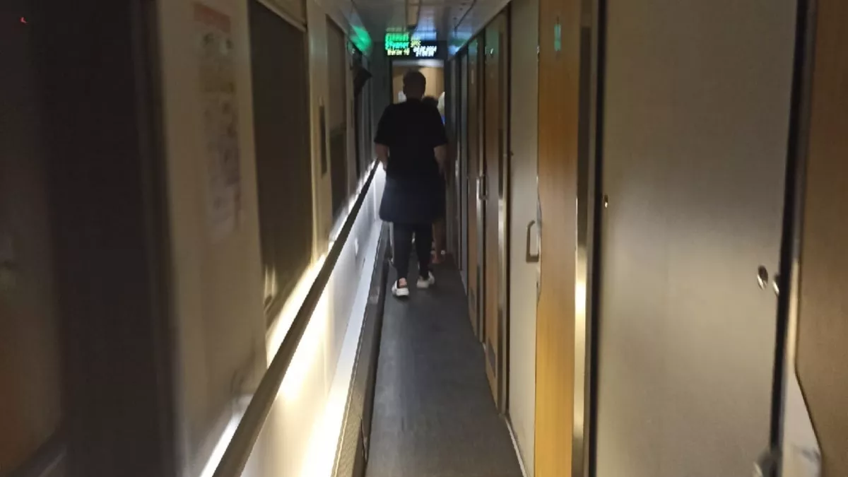 "Убирайтесь из моего купе! Я отдыхать буду!" Попутчик вопил на весь поезд, но у нас был план - чем все закончилось 