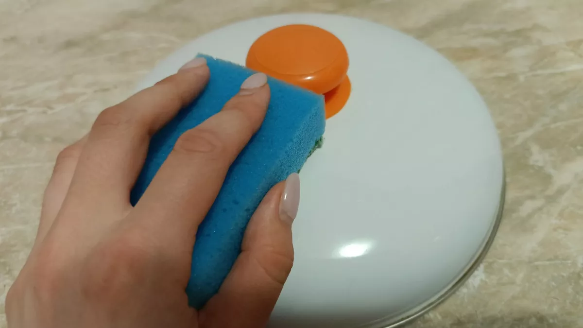 Больше никаких трещин и царапин: отмыла стеклянные крышки от застарелого жира копеечным средством - и никакой агрессивной химии 