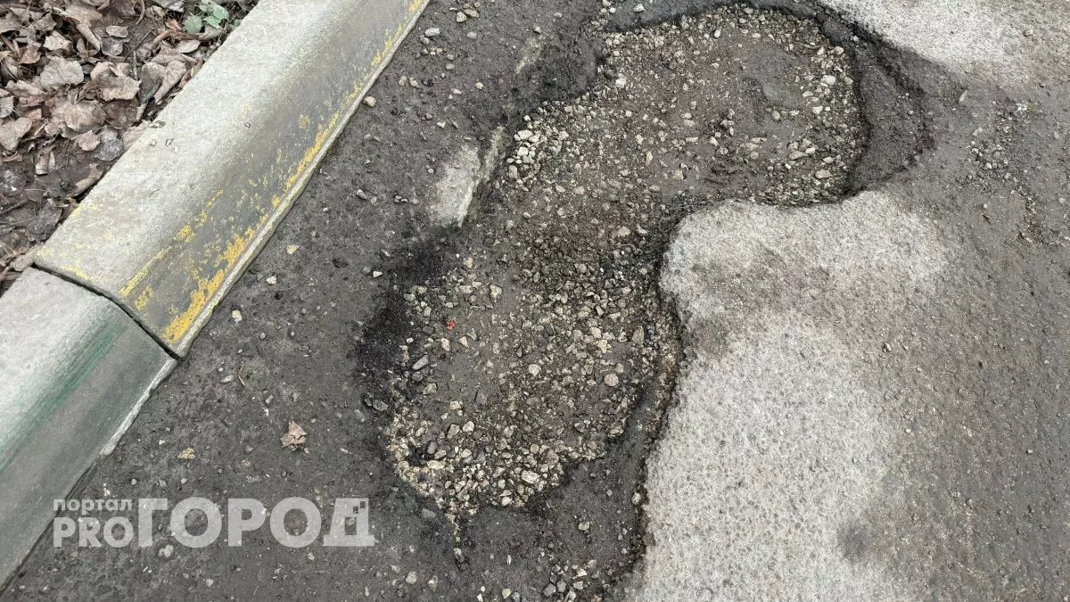 В Оренбурге вместе со снегом сошёл асфальт на центральных дорогах