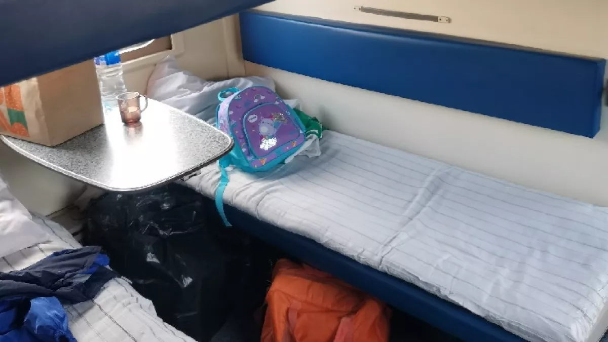 Пожалела бабушку и отдала нижнюю полку, но меня швырнули к туалету - вскоре наглой семейке пришлось одуматься