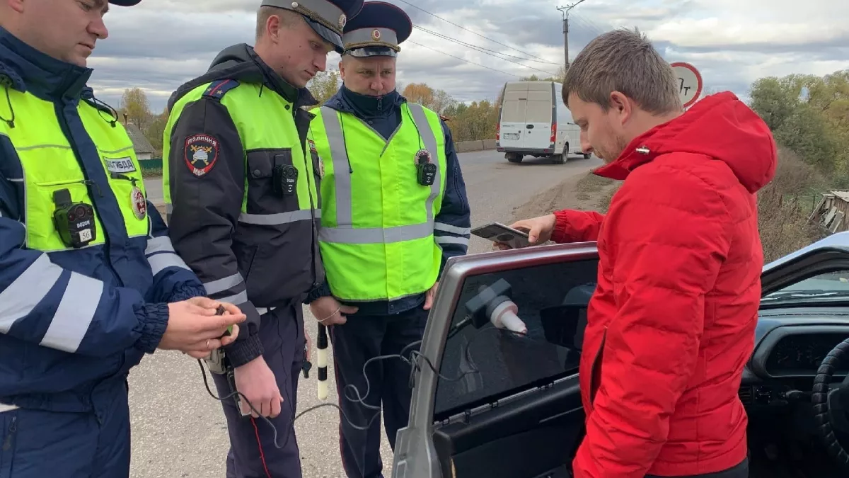 Инспектор ГАИ грозит штрафов за непристегнутых пассажиров сзади: запомните секретную фразу - отпустят без протокола