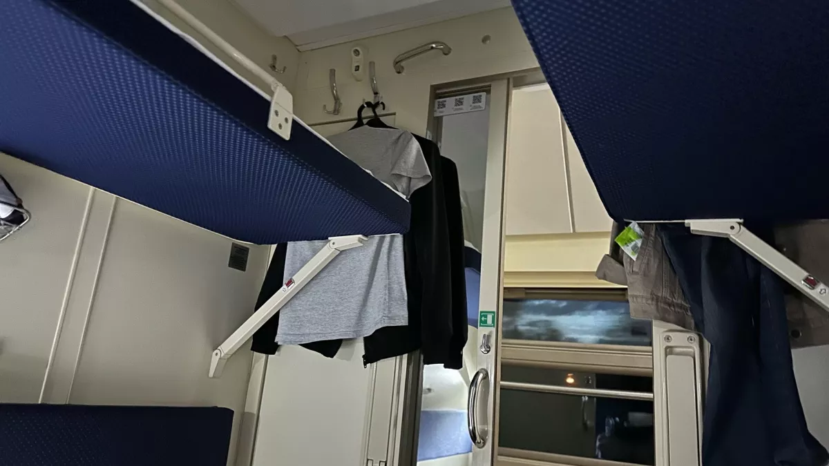 Мать с подростком заняли мою нижнюю полку, но я была хитрее: один разговор по телефону заставил наглую семейку бежать, роняя тапки 