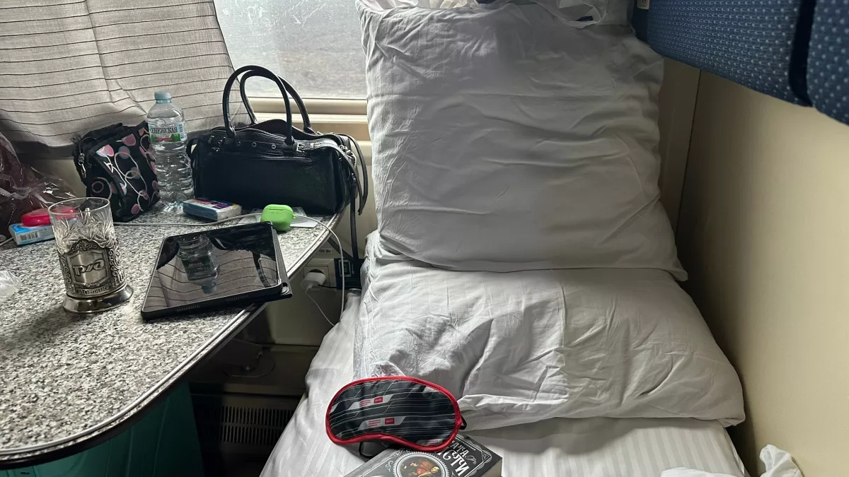 Предложила уступить свою нижнюю полку в поезде за доплату, а наутро попутчица наказала меня: лучше бы уступила бесплатно 