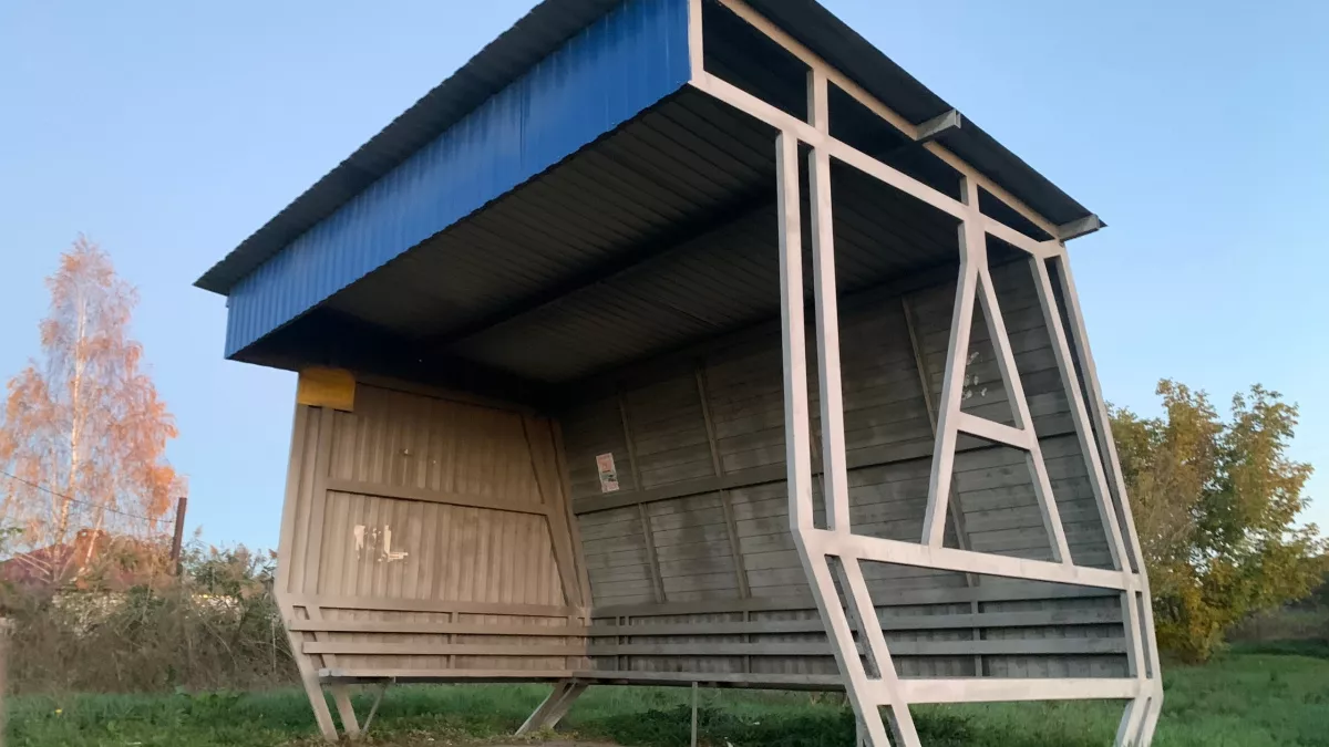 В Оренбурге общественники выявили разрушенные остановки на улицах города