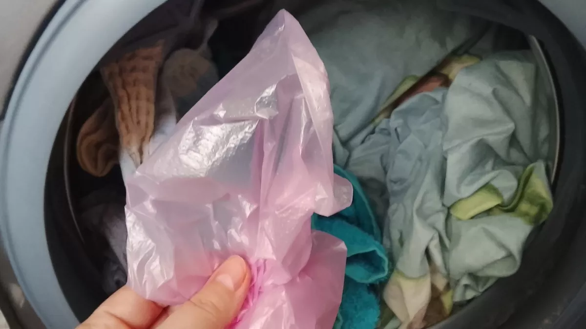 Положила целлофановый пакет в стиральную машину - и не могу нарадоваться эффекту: метод избавил от двух деликатных  проблем 