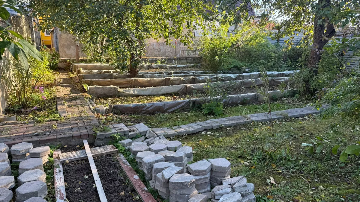 Родня мужа завалились на дачу помочь, но сделали из меня прислугу: пришлось на стол ставить им "прощальный" ужин