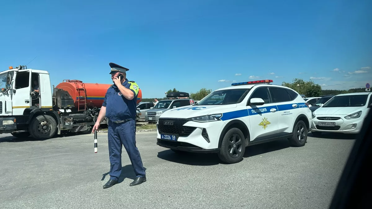 Инспектор ГАИ требует ввести пароль и отдать телефон: что делать в таких случаях - 7 ситуаций, когда это законно