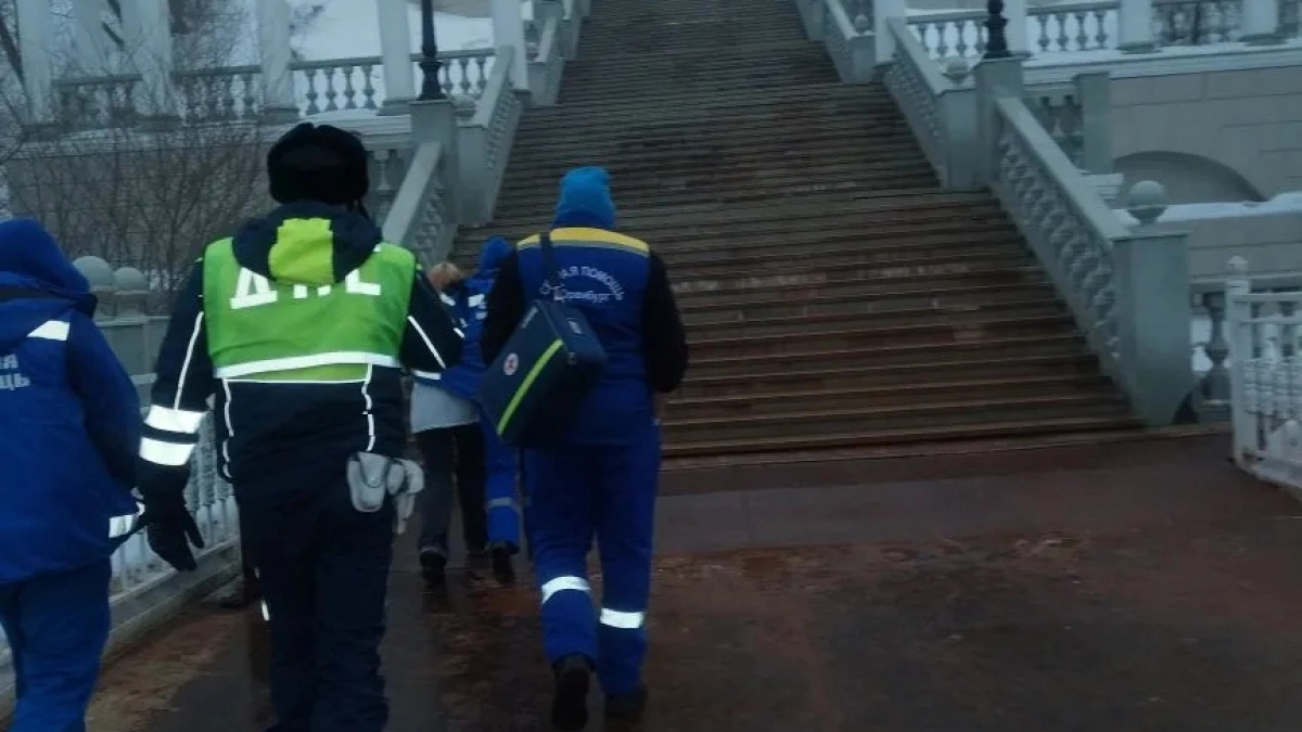 В Оренбурге полицейские спасли девушку, стоявшую на краю моста