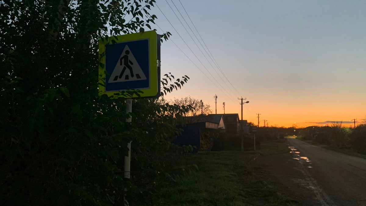 Девушка вышла замуж за деревенского: работы мало, платят копейки - теперь трасса кормит всю семью