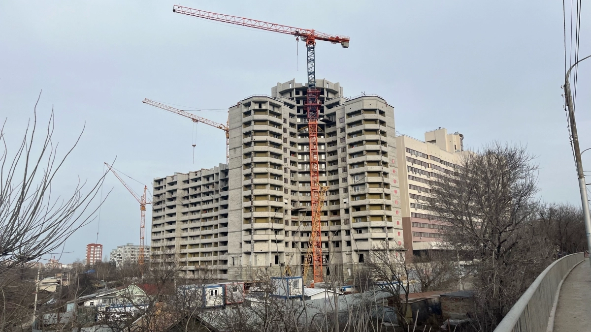 В кабине все: от тапочек до зубной щетки: крановщица рассказала, сколько платят женщине за 8 часовой рабочий день на 220-метровой высоте