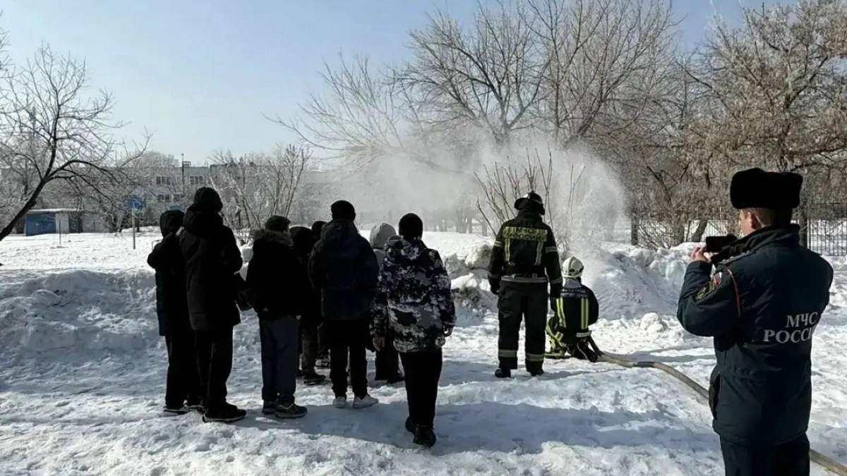 В Оренбурге школьникам показали пожарную технику и работу спасателей