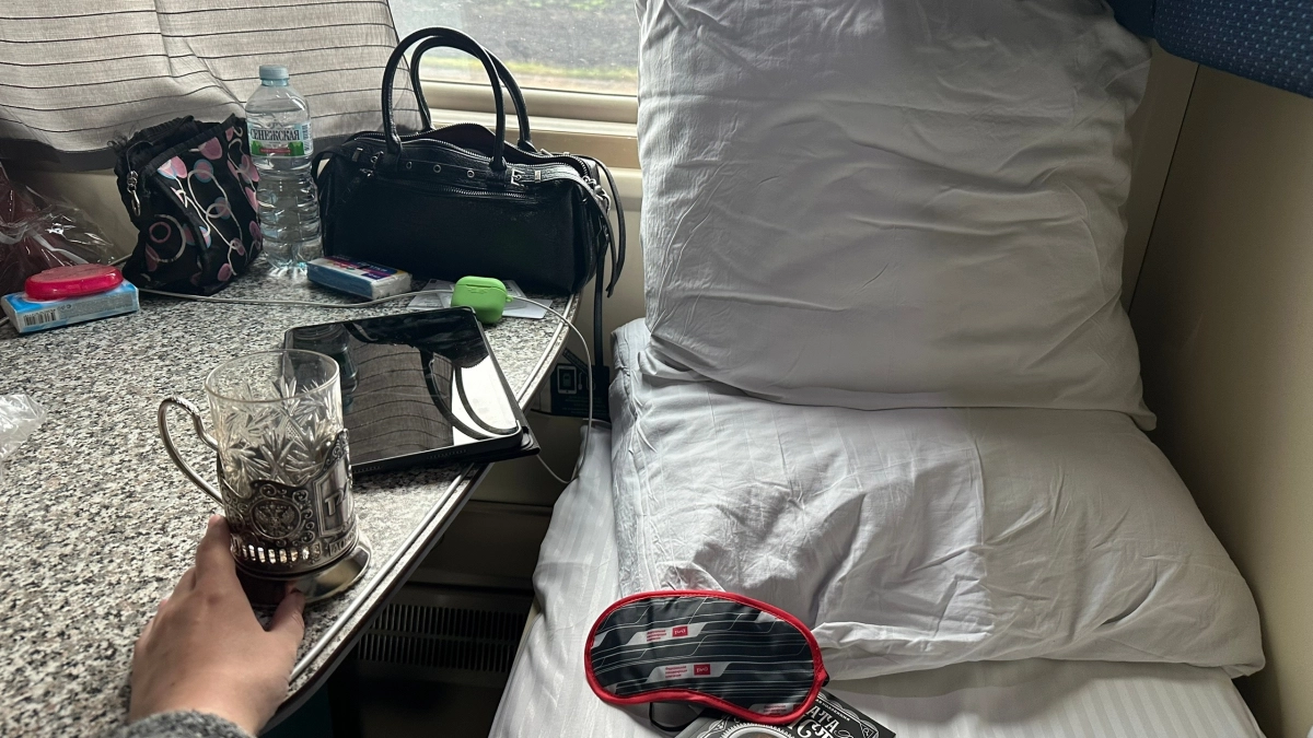 Поезд не успел тронуться, а попутчица уже развалилась на нижней полке: даже не пустила чаю попить - но я не из "добреньких"