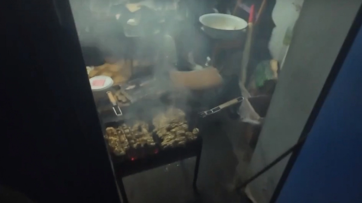 В Оренбуржье мужчина жарил шашлык прямо в обувном киоске