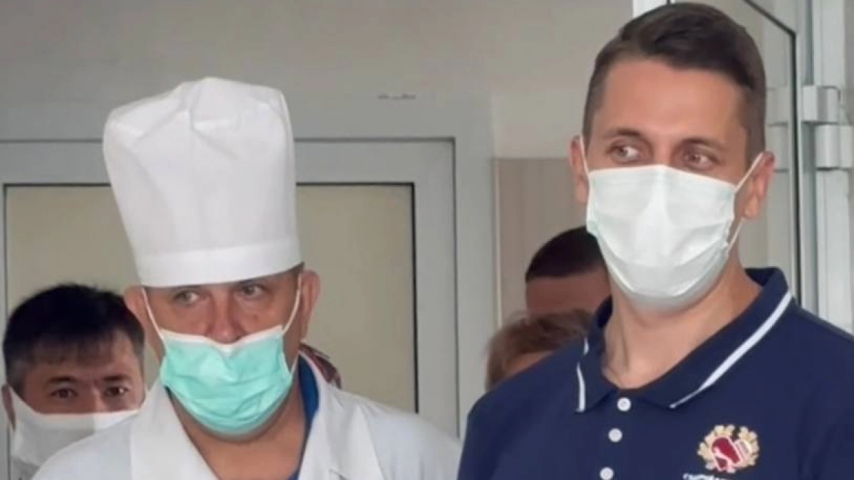 Хирурга, удалившего пулю из сердца пациентки, наградили в Оренбуржье