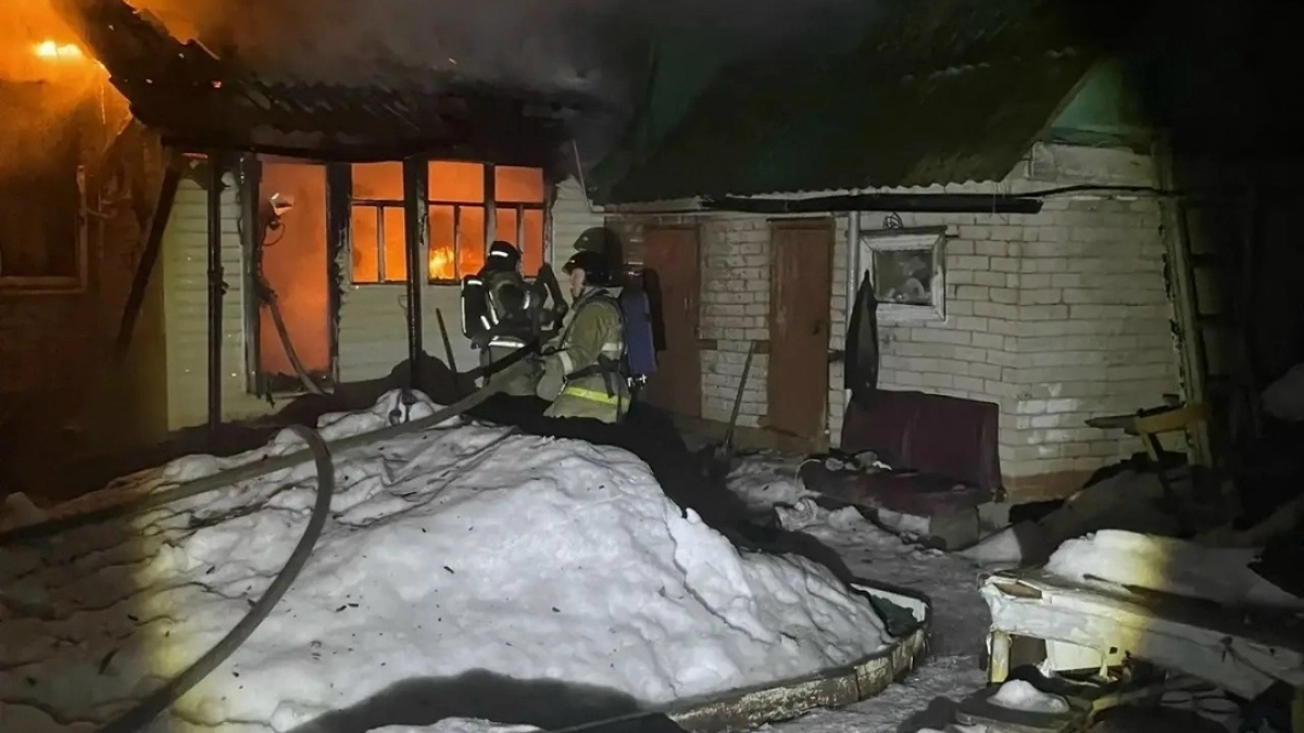 Из горящего дома в Оренбурге спасли пожилого мужчину