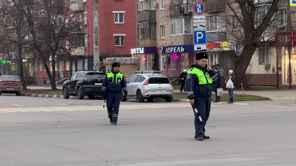 Инспектор ГИБДД пояснил: зачем водителей просят открыть капот - интересуют далеко не номера