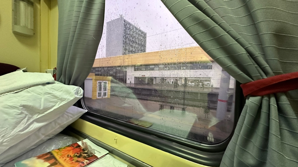 Ушла к дочкам в соседнее купе, а вернулась в "коммуналку". Попутчица решила, что места стали общими - у нее был железный аргумент