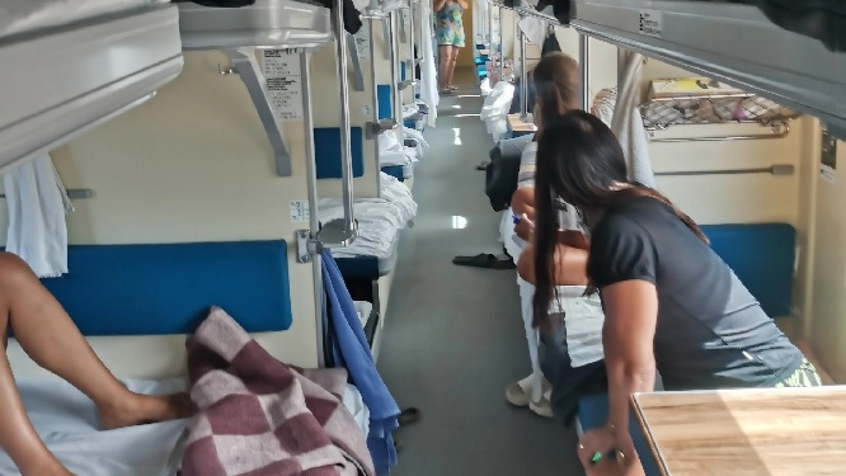 "У меня новый маникюр, я не полезу наверх" - заявила бизнес-вуман и протянула сверсток в купе. Решение нужно было принять быстро