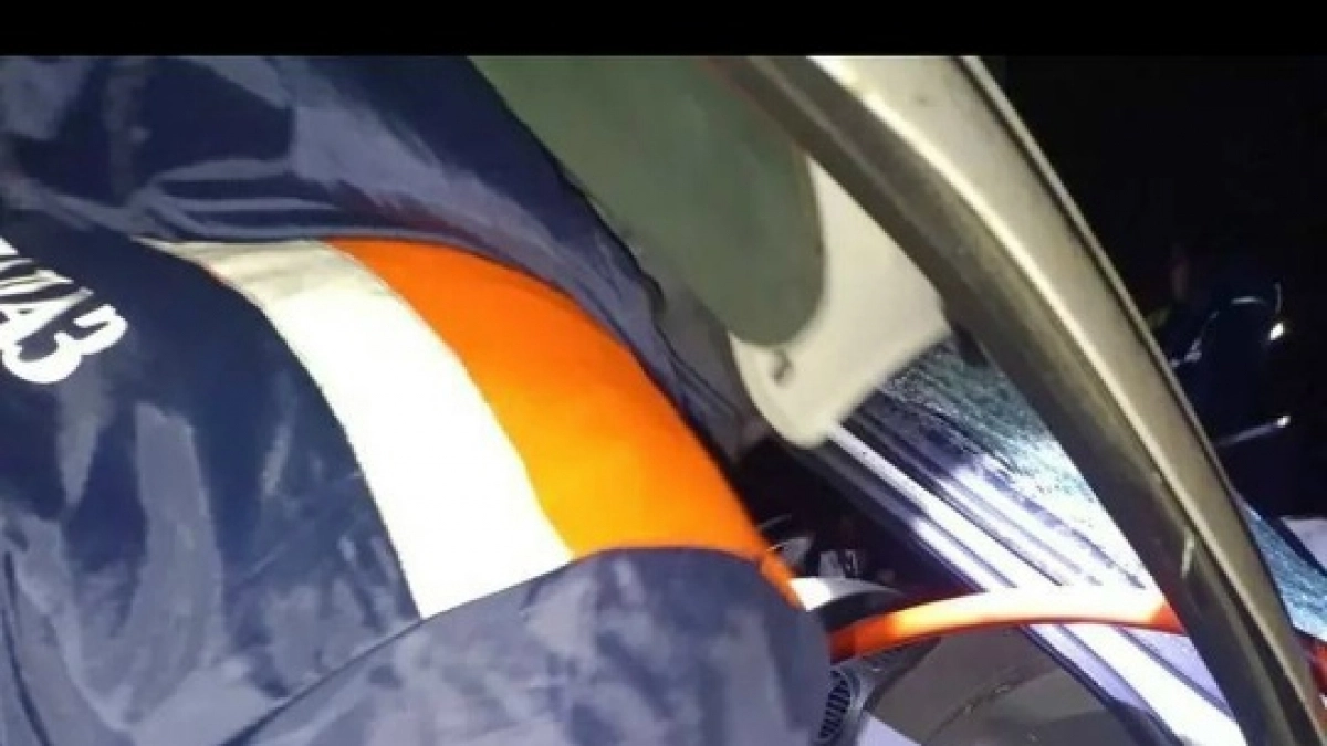 Лобовое ДТП под Оренбургом: спасателям пришлось вырезать человека из машины