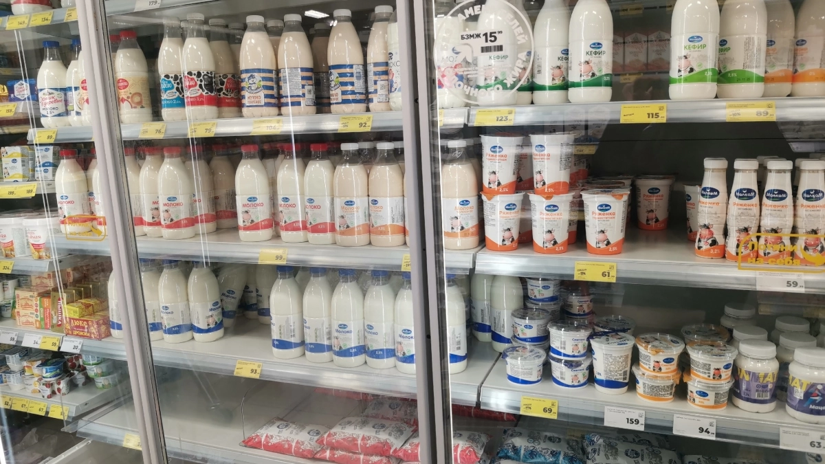 Не молоко, а крашенная жижа: в Роскачестве назвали худшие марки - даже кошки не выпьют 