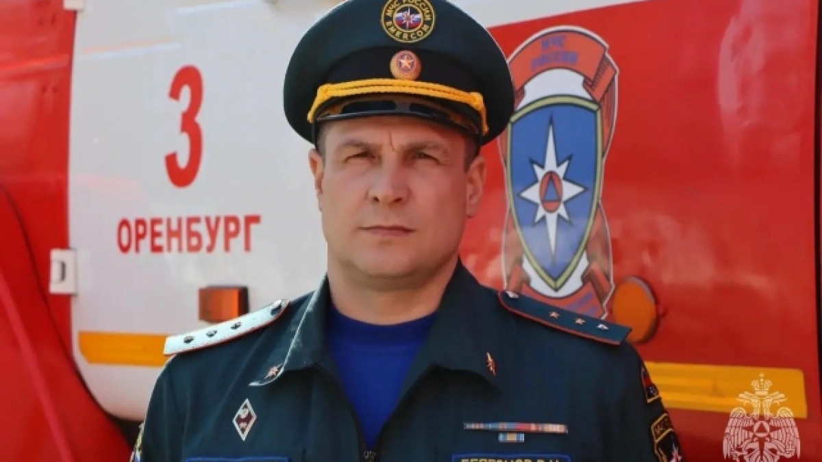 В Оренбурге сотрудник МЧС успел спасти девушку за секунду до падения с балкона