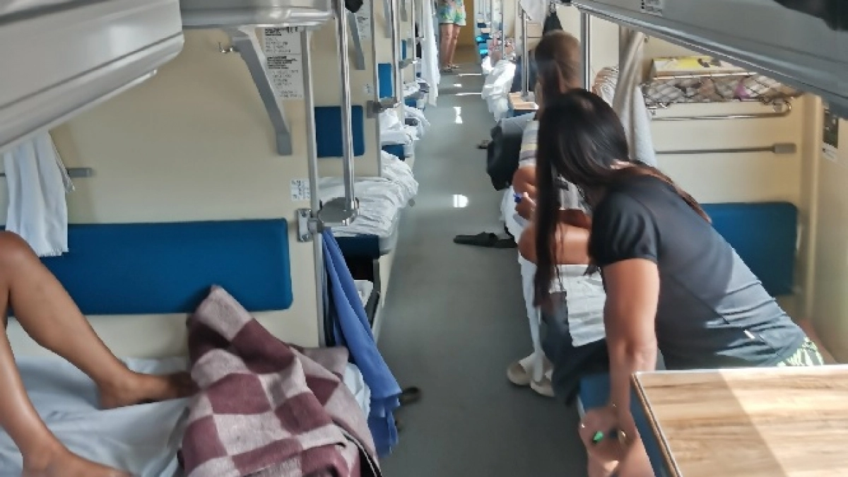 Сели с дочкой в поезд, а соседями оказались мать с сыном: сначала я была рада, пока поездка не превратилась в жесткое испытание 