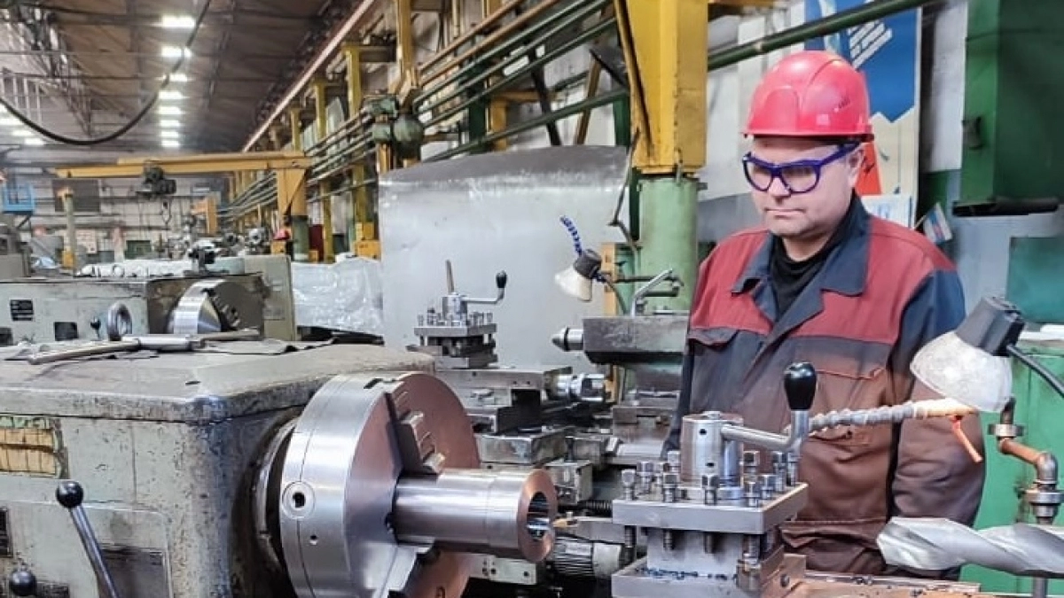 Бегут, сверкая пятками: почему мужчины массового уходят с заводов и не хотят возвращаться даже за большие деньги