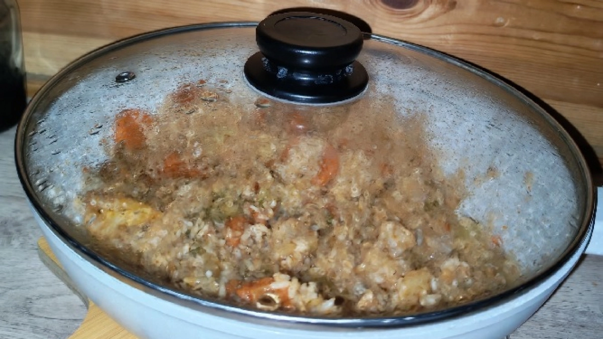 Положила 2 ст.л. соды в воду - и стеклянная крышка снова как новая: рассказываю, как быстро избавиться от жира под ободком 