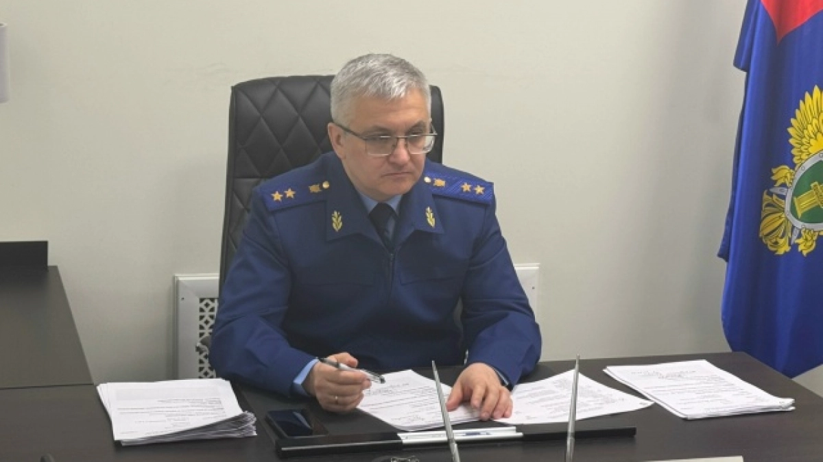 Жители Оренбуржья пожаловались прокурору на проблемы с жильем, пенсиями и правами детей