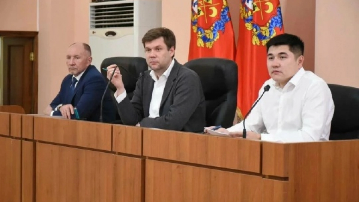 В Оренбурге управляющим компаниям дали срок до 20 апреля на уборку дворов от снега