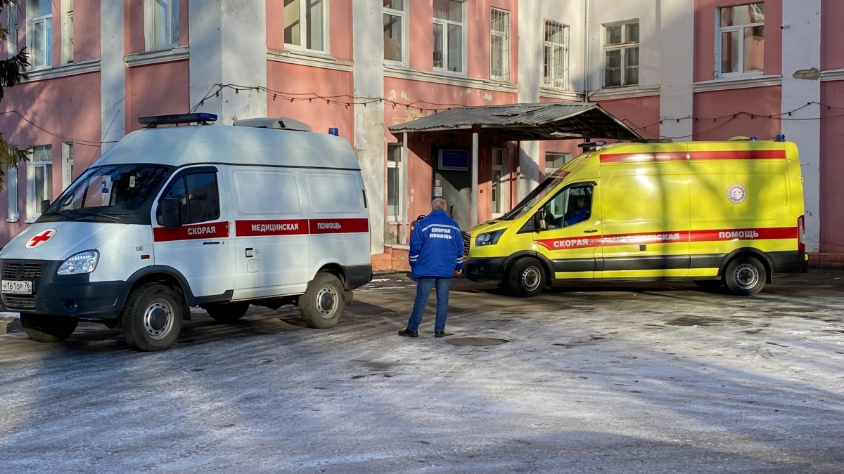 Проработала в фельдшером 12 лет - и теперь готова раскрыть правду: почему мы не разуваемся в квартирах. Причина не только в пациентах 