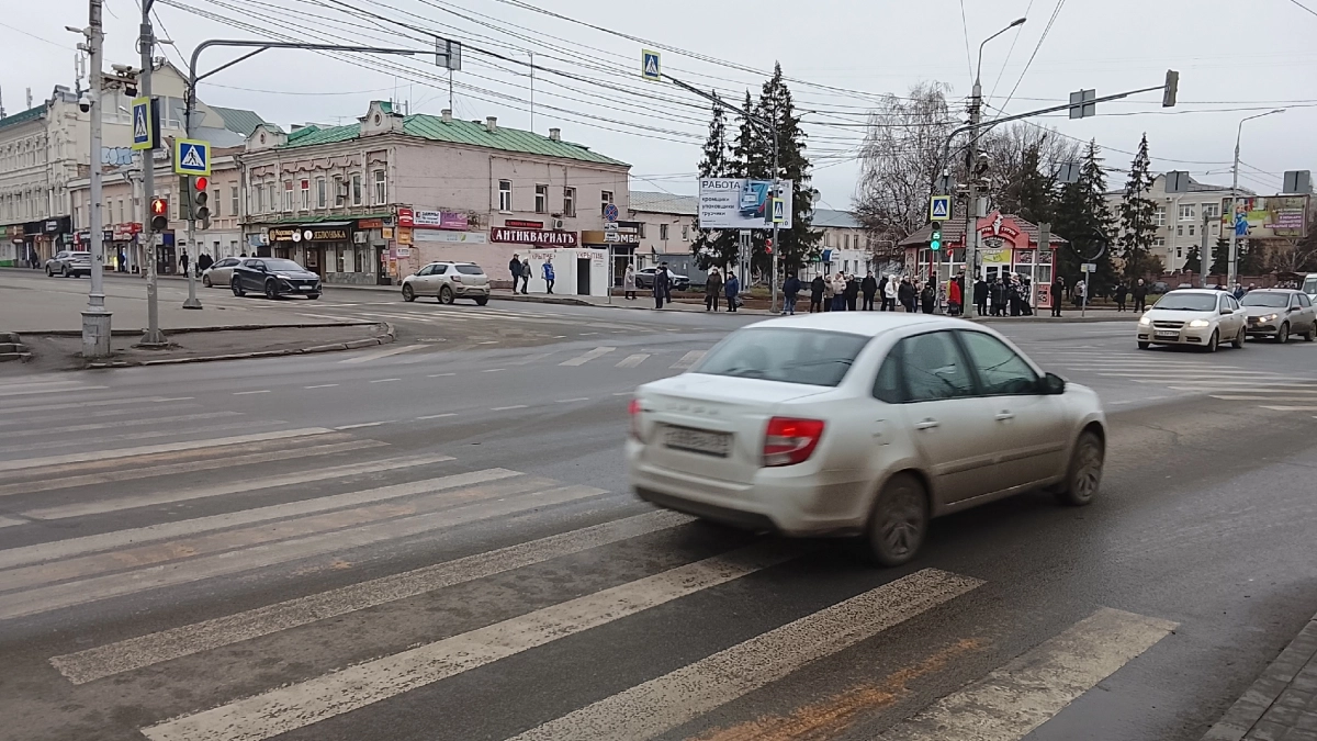 Шаг на "зебру" уже не работает: водитель должен уступить пешеходу в этом случае - что еще нужно ответить инспектору ГИБДД 