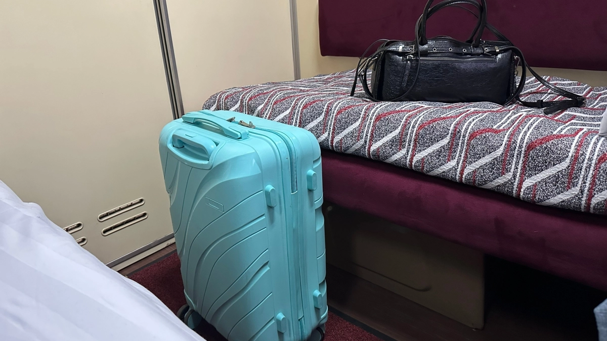 Билет на поезд - еще не гарантия, что ты займешь свое место: особенно, когда рядом попутчик со словами: "Ты же молодая" 