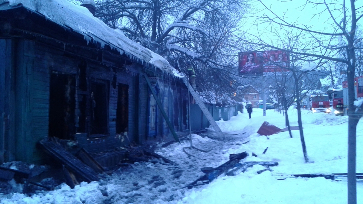 В Орске полицейские спасли ребенка из горящей квартиры