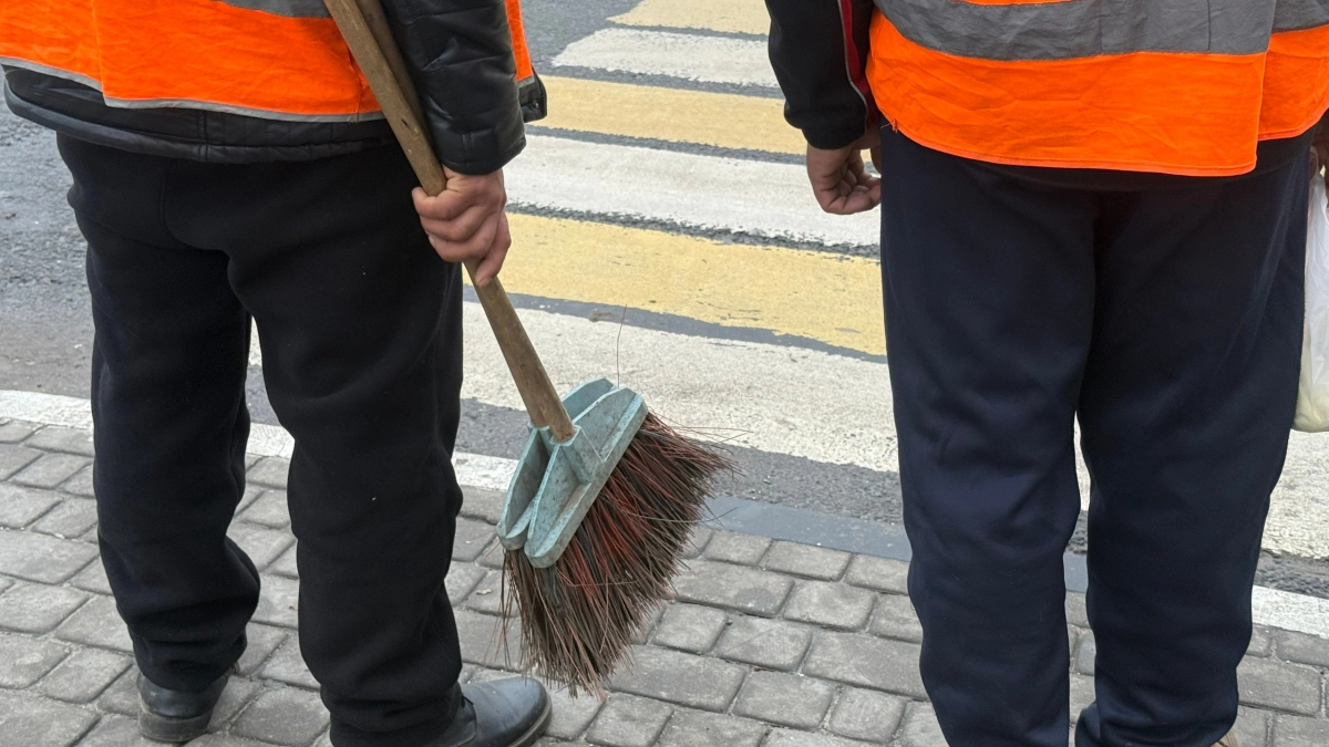 Узнал зарплату дворника и ахнул: даже не знал, что за этот труд платят такие деньги - вот сколько на самом деле получает человек с метлой