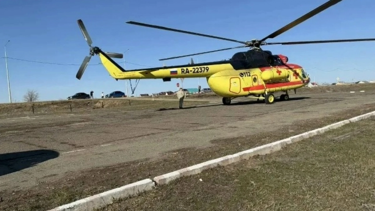 Счет шел на минуты: в Оренбуржье вертолет санавиации спас тяжелого пациента 