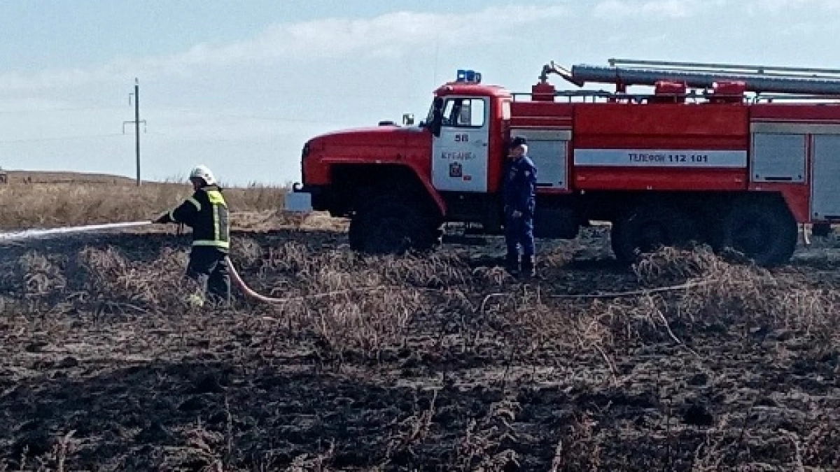В Оренбургской области загорелось полгектара сухой травы