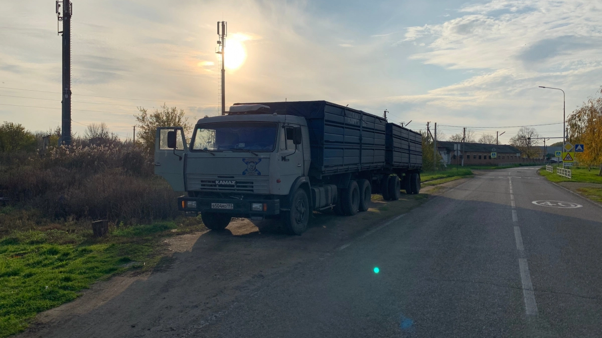 Водитель фуры раскрыл правду: зачем на трассе они едут с минимальной дистанцией между собой - и мешают обгону легковых авто