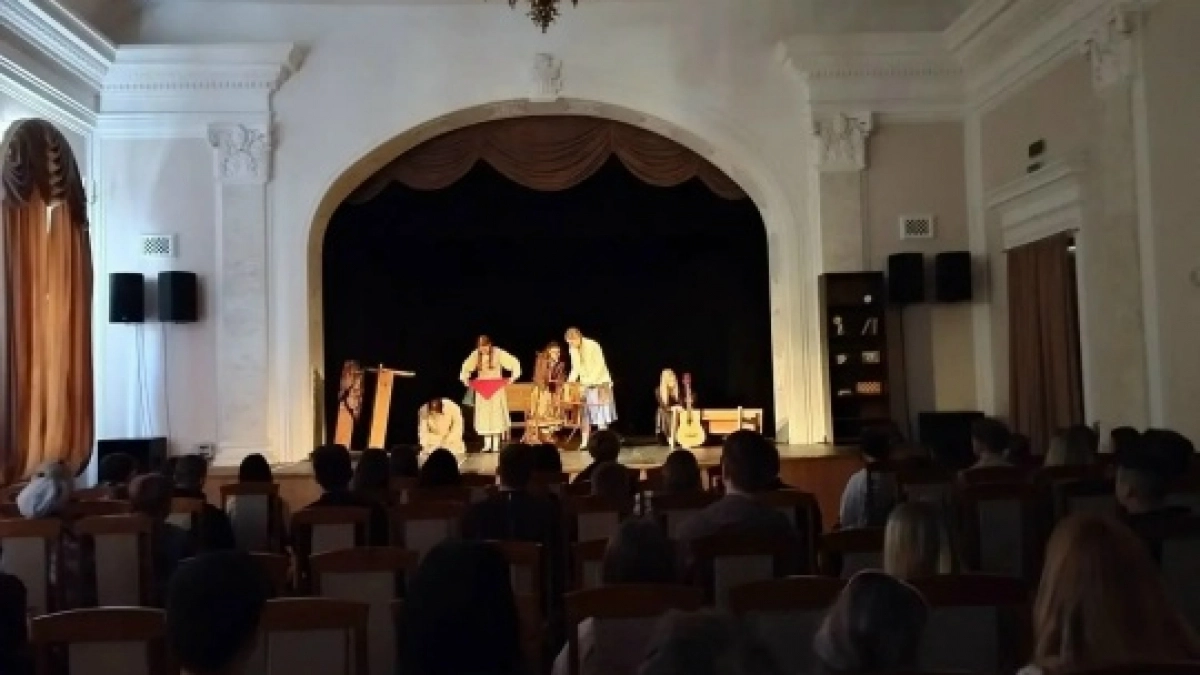 В Оренбурге детям из трудных семей показали спектакль