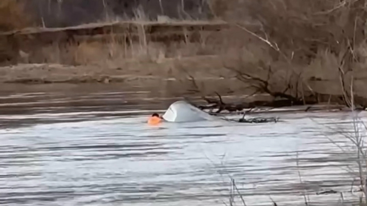 В Оренбуржье мужчина оказался в ледяной воде и выжил благодаря спасательному жилету